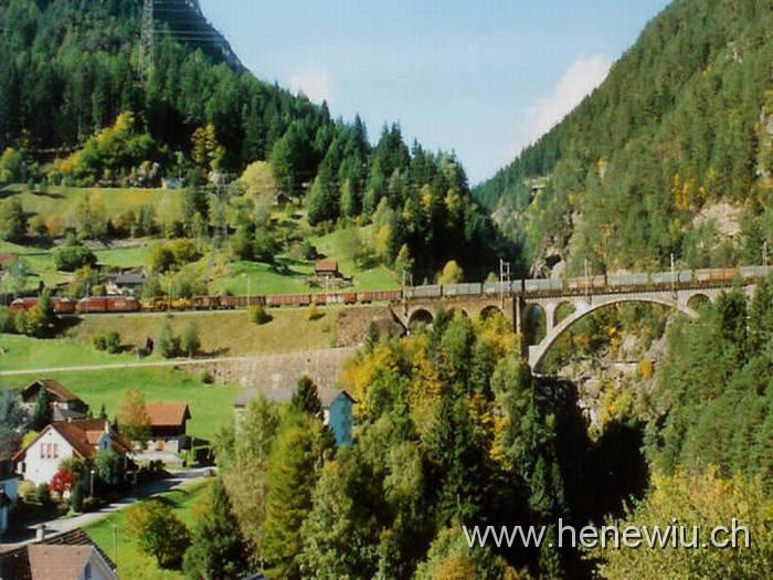 Gotthard 7.jpg - Güterzug auf der mittleren Meienreuss - Brücke